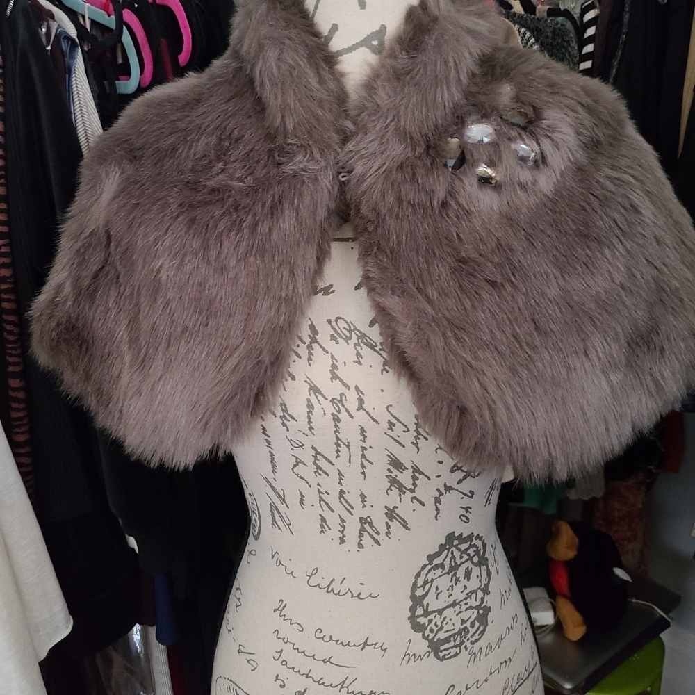 Gorgeous shoulder wrap/shrug new. Hp🔥🔥🔥